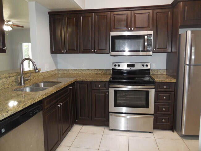Foto del edificio - 1145 Golden Lakes Blvd