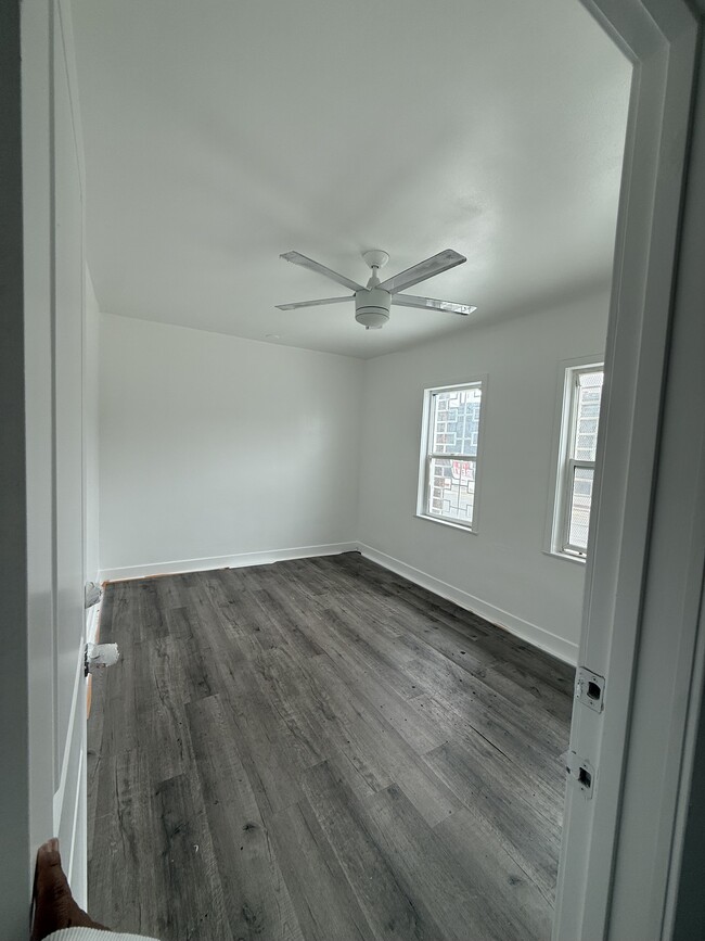 Building Photo - 561 S Clarence St