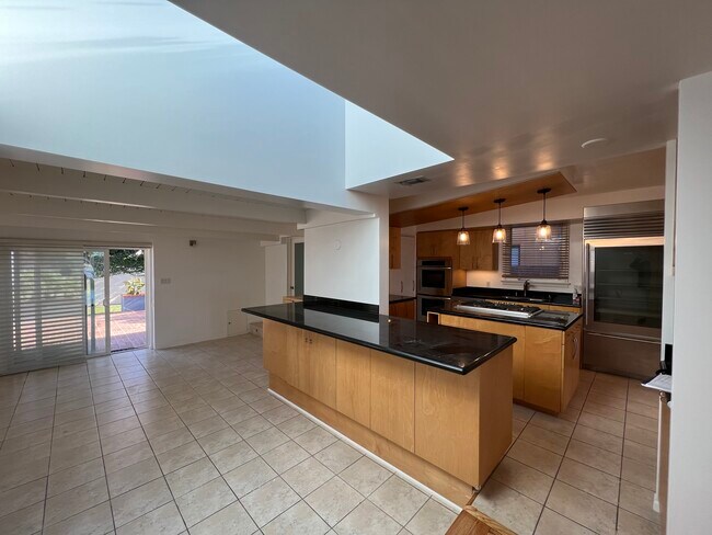 Building Photo - 7904 Altavan Ave