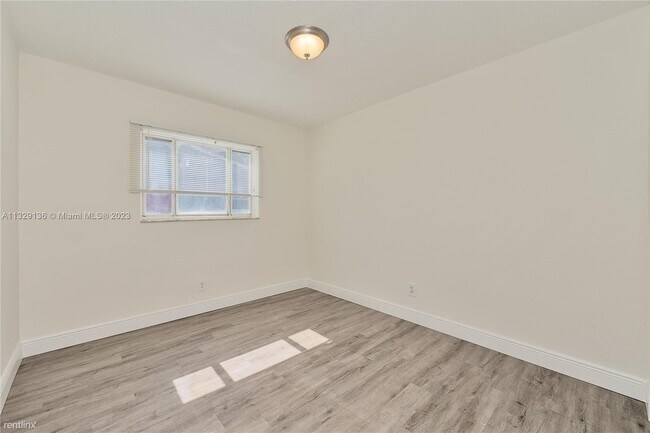 Foto del edificio - 2 br, 2.5 bath House - 1691 NW 2nd Ave