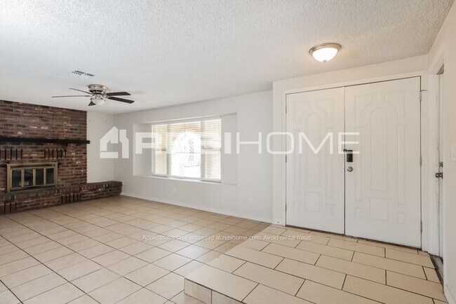 Foto del edificio - 8308 W Indianola Ave
