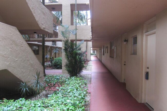 Foto del edificio - 406 NW 68th Ave