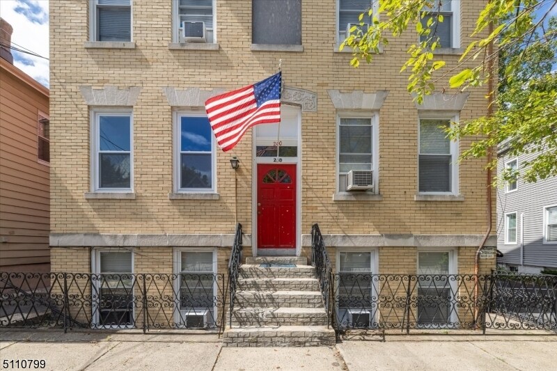 Primary Photo - 200 Forest St