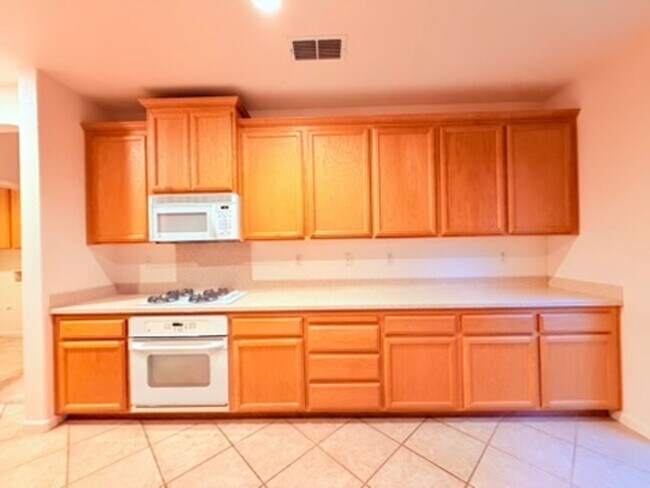 Foto del edificio - Bright & Spacious 4BD/3BA Home with Downstairs Bed/Bath in Elk Grove