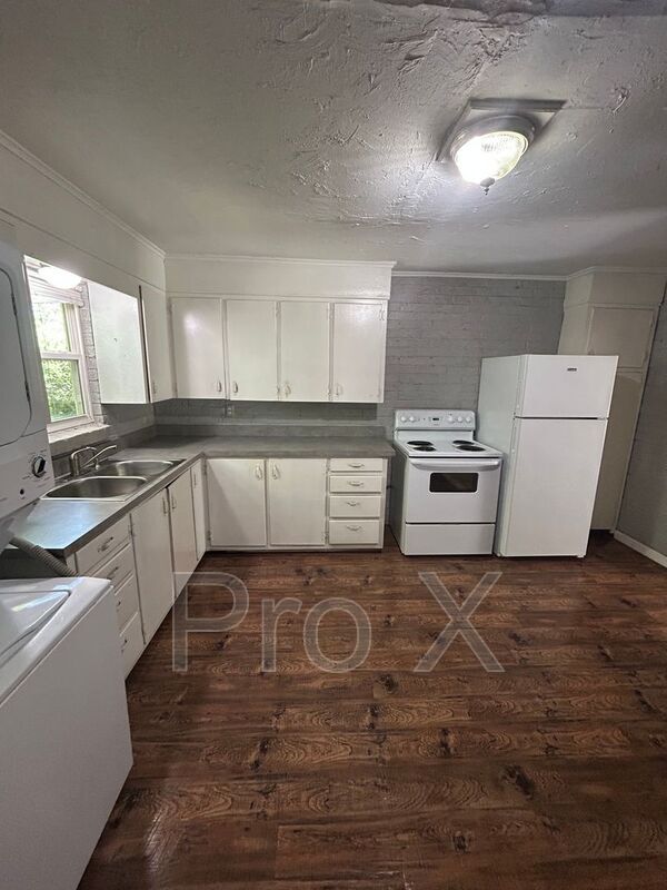 Photo - 402 Dyer St House