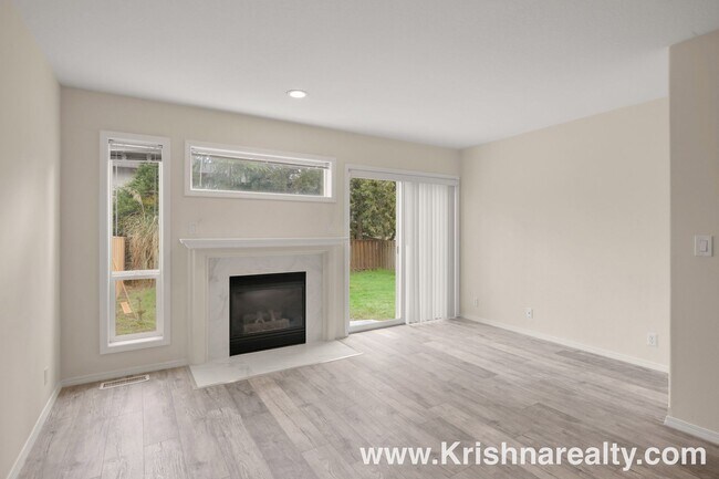 Foto del edificio - Charming 3 BD* 2.5 BA* Duplex **NEWLY RENOVATED** Located in Historic Orenco in the Elk Meadows C...