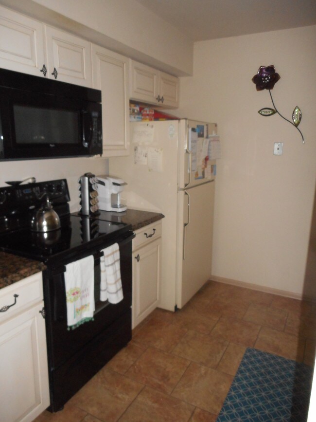 Kitchen - 9015 Bennett Pl