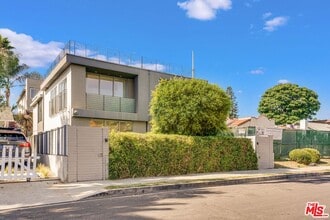 Building Photo - 809 Brooks Ave