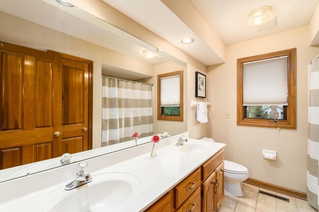 Foto del edificio - 640 Crossing Creek S