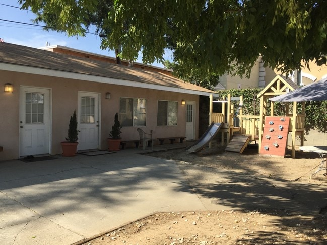 Building Photo - 5561-5567 Huntington Dr N