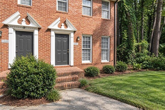 Foto del edificio - 1337 Sweet Pine Dr