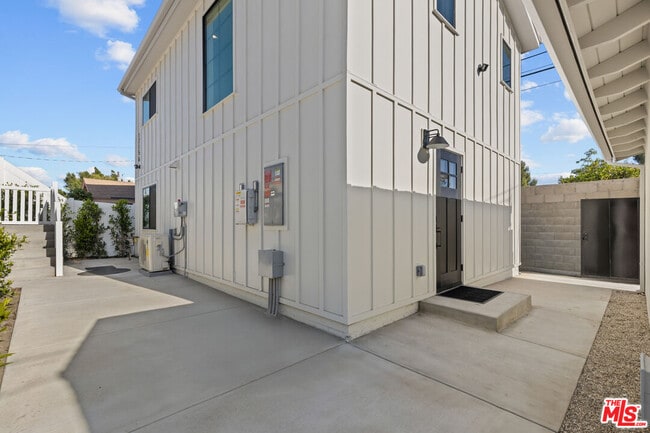 Building Photo - 17156 Rinaldi St