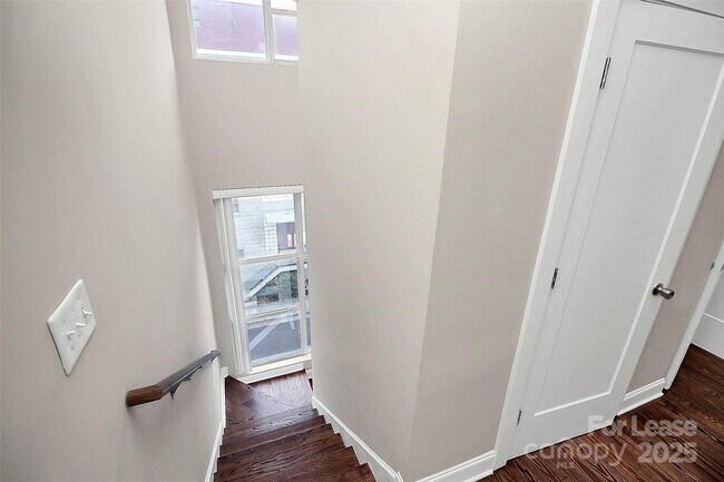 Foto del edificio - 2040 Atherton Heights Ln