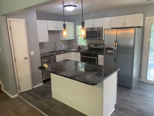 Building Photo - 9215 Meadow Dr