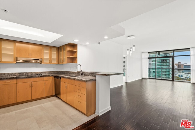 Building Photo - 13700 Marina Pointe Dr