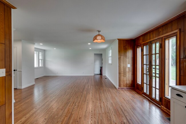 Building Photo - 305 Rosehill Dr