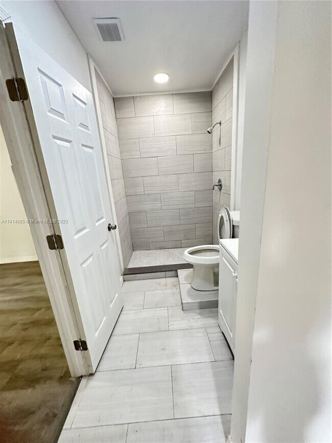 Foto del edificio - 2821 Drake Dr