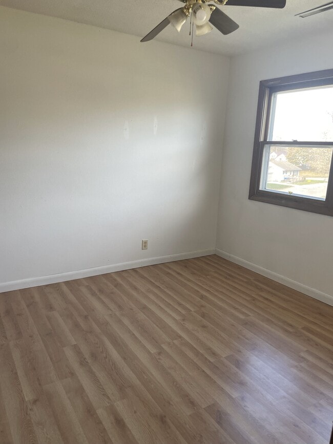 Building Photo - 210 7th St