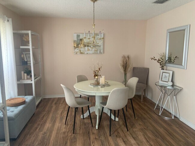 Foto del edificio - Huge 4 bedroom 2.5 bath home with a fenced...