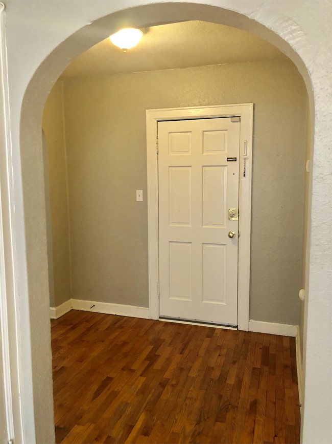 Building Photo - 1112 W 45th St
