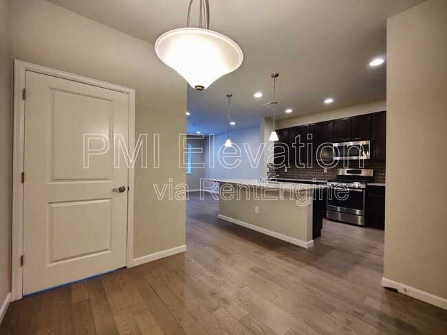 Building Photo - 530 E Dry Creek Pl