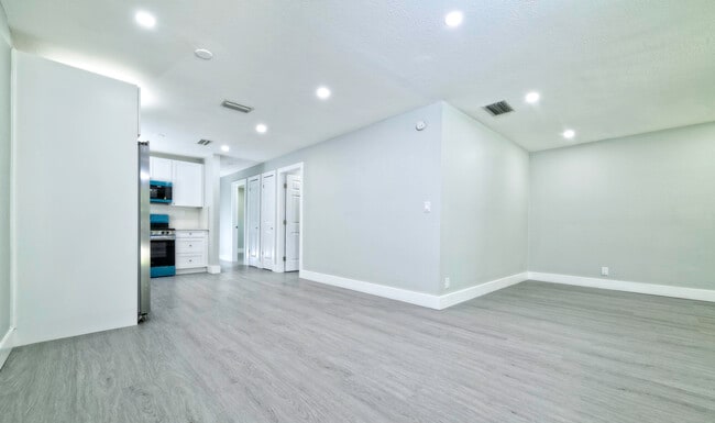 Building Photo - 5020 SW 28th Terrace