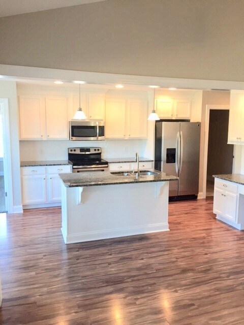 Building Photo - 4 Bedroom/ 2 Bath home with HUGE Fenced In...