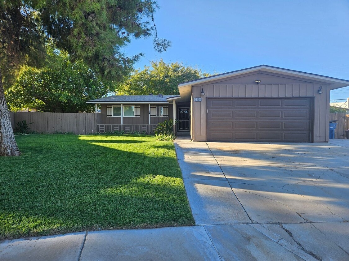 Foto principal - Charming Home, Central Location, and Space for Your RV!