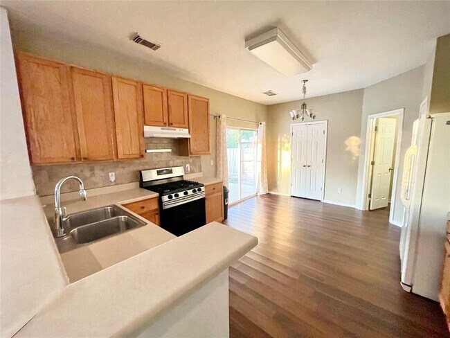 Foto del edificio - 3226 Raging River Dr