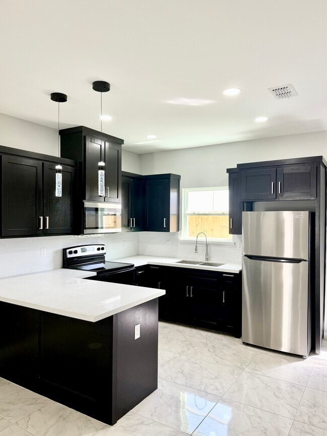 Building Photo - 2108 E Viviana St