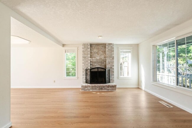 Foto del edificio - Comfortable 4-bdrm/2.5-bath home in Hillsb...
