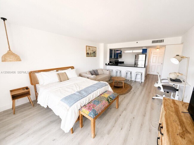 Foto del edificio - 650 NE 64th St