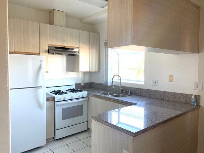 Kitchen - 11958 Lindblade St