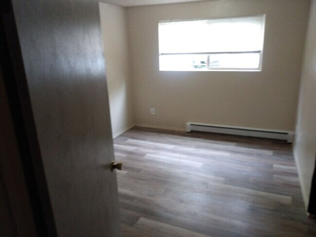 Building Photo - 2 bedroom 1 bathroom ground floor apartment - Granvue Apartments