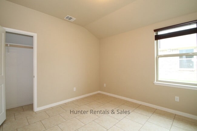 Building Photo - Loaded With Amenities!