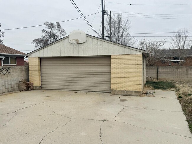 Building Photo - 193 Nicoletti Dr