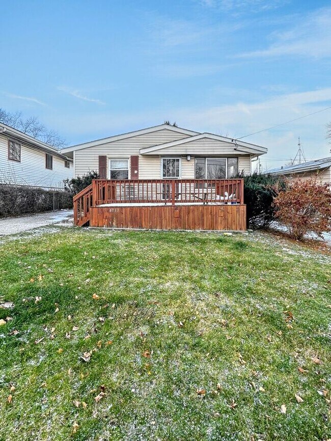 Foto del edificio - Charming 3-Bedroom Home with Natural Light...
