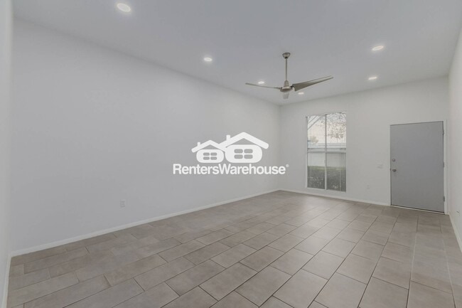 Building Photo - 13211 N Cedar Dr