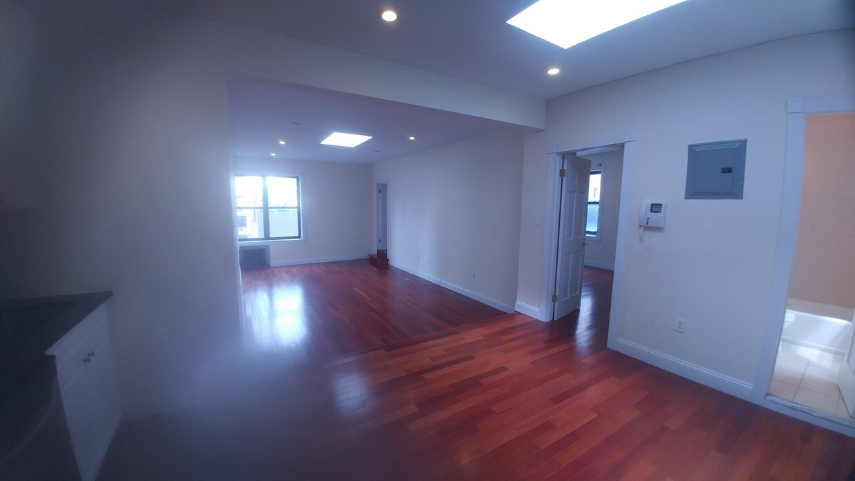 Foto principal - 310 E 74th St