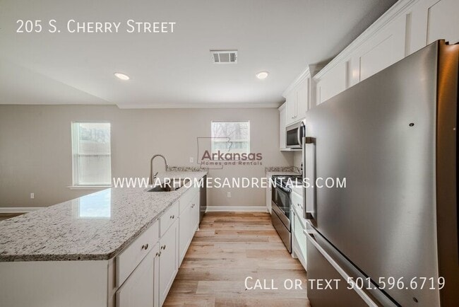 Building Photo - 205 S Cherry St