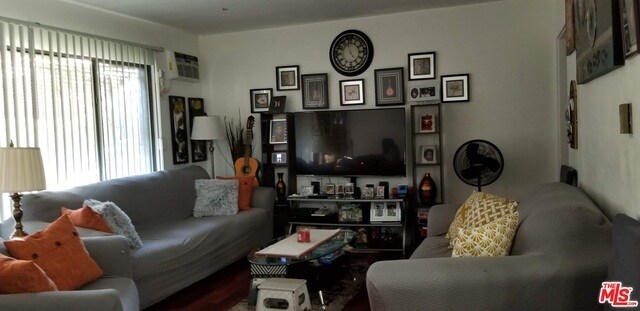 Foto del edificio - 1600 N Hobart Blvd