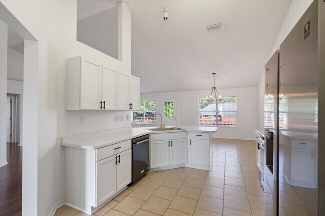 Building Photo - UPCOMING LISTING Four Bedroom Rental in Th...