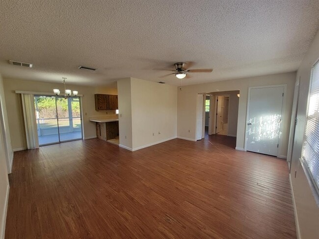 Foto del edificio - 23358 Racine Ave