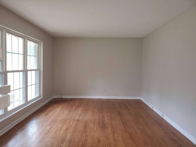 Foto del edificio - "Spacious 5-Bedroom Retreat with 3 Full Baths in Huntsville – Your Perfect Family Home Awaits!"