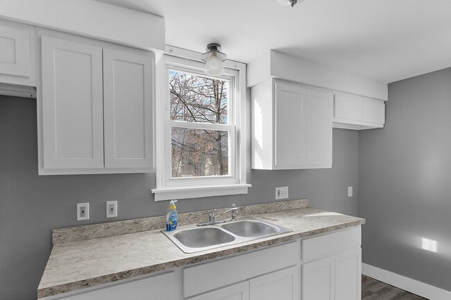 Building Photo - 404 N Bentley Ave