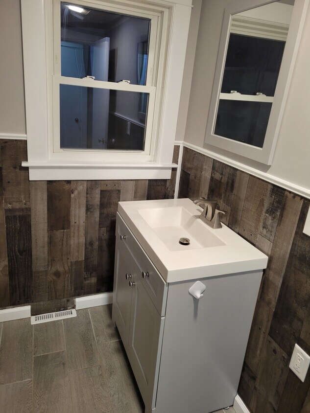 Full bath - 6 Glenwood Dr