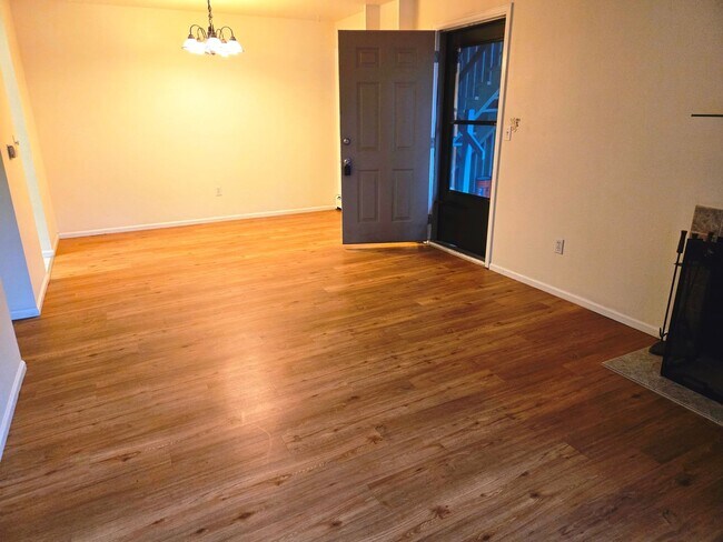 Foto del edificio - Fresh 1st floor 2 bedroom 1 bath condo in ...
