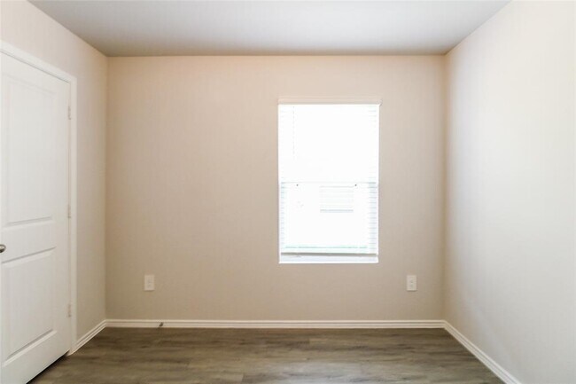 Building Photo - 2134 Middle Rdg Dr