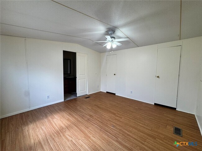 Foto del edificio - 1111 Olmos Rd