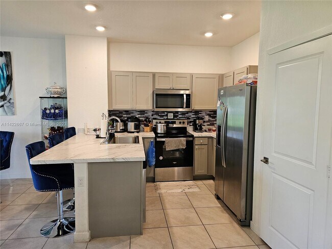 Foto del edificio - 751 SW 11th St